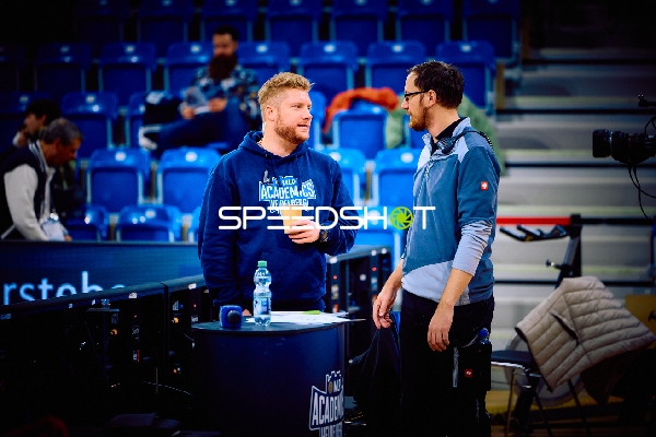 Gespräch zwischen zwei Personen am Spielfeldrand