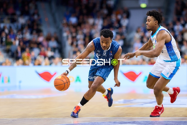 Nahiem Alleyne (4; Frankfurt Skyliners) mit Ball, DJ Horne (0; MLP Academics Heidelberg) verteidigt