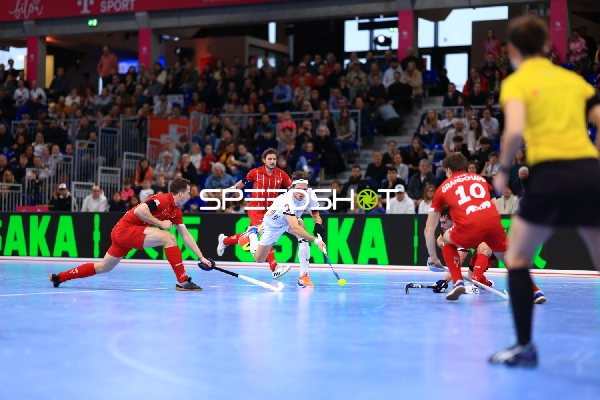 Anton Boeckel (8; Deutschland) mit Ball gegen 10; Schweiz