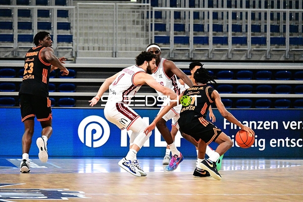 Dribbling und Verteidigung auf Court