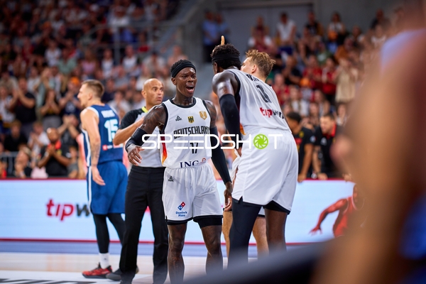 Dennis Schröder (17; Deutschland) jubelt auf Court