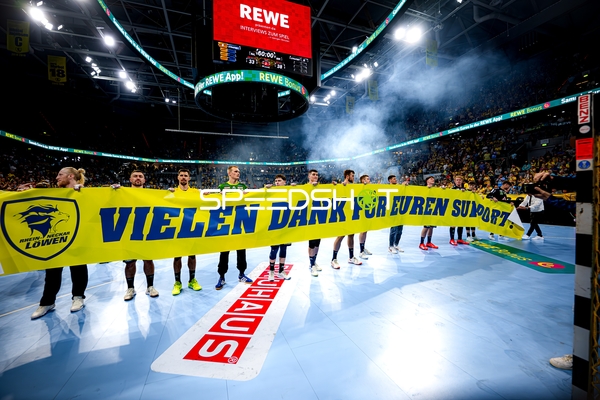 Rhein-Neckar Löwen mit Banner