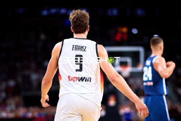 Franz Wagner (9; Deutschland) und Alen Omić (24; Slowenien) auf dem Court