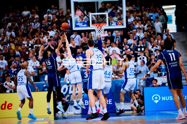Wurf Marcel Keßen (15;MLP Academics Heidelberg), Verteidigung Timo Lanmüller (7;Frankfurt Skyliners), Jordan Theodore (25;Frankfurt Skyliners)