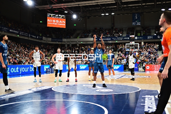 Spielaktion mit Marcel Keßen (15; MLP Academics Heidelberg) und David NGuessan (1; Basketball Löwen Braunschweig)