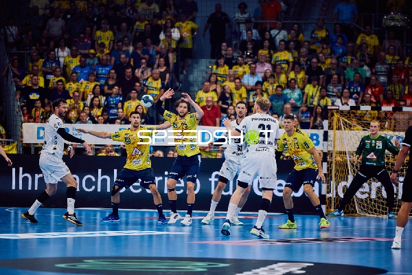 Passspiel zwischen Spielern von Rhein Neckar Löwen und THW Kiel.