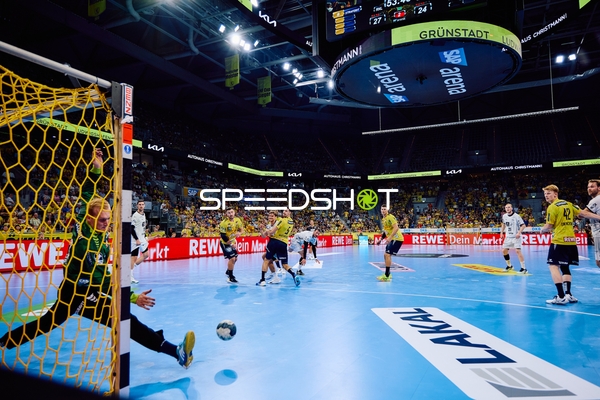 Ein Torwurf auf das Tor der Rhein Neckar Löwen.