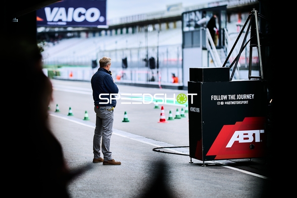 Person in der Boxengasse