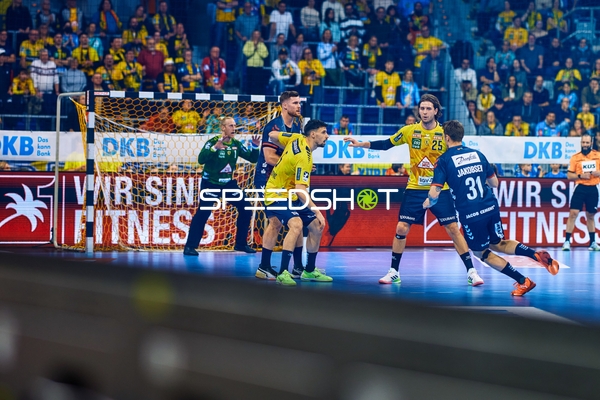 Angriff von SG Flensburg Handewitt auf das Tor der Rhein Neckar Löwen