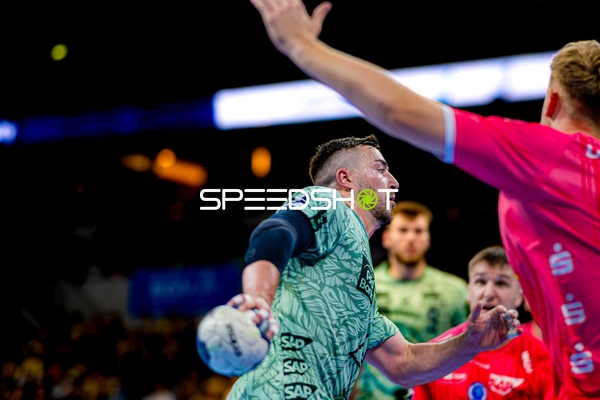 Wurf auf das Tor von Jannik Kohlbacher (80; Rhein Neckar Löwen)