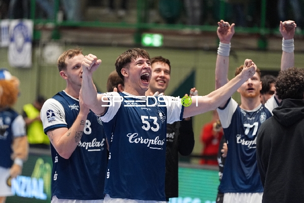 Jubel mit Soeren Steinhaus (53; Bergischer HC) im Vordergrund