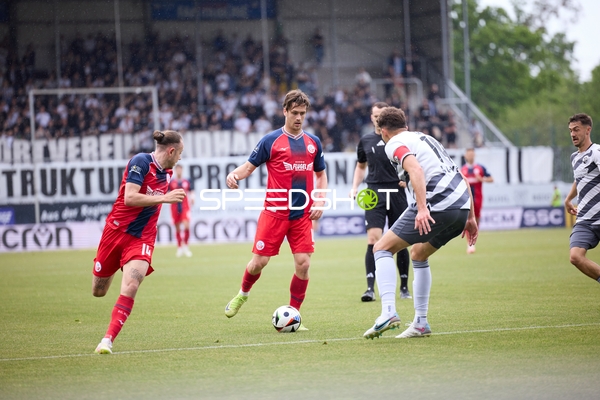 Dribbling Sigurd Haugen (18, FC Hansa Rostock)