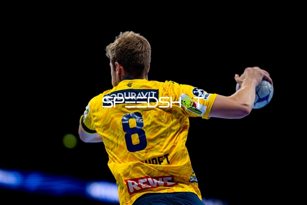 Tim Nothdurft (8; Rhein Neckar Löwen) wirft den Ball