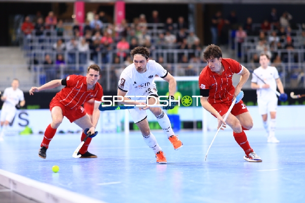 Intensive Ballverfolgung bei EuroHockey EM