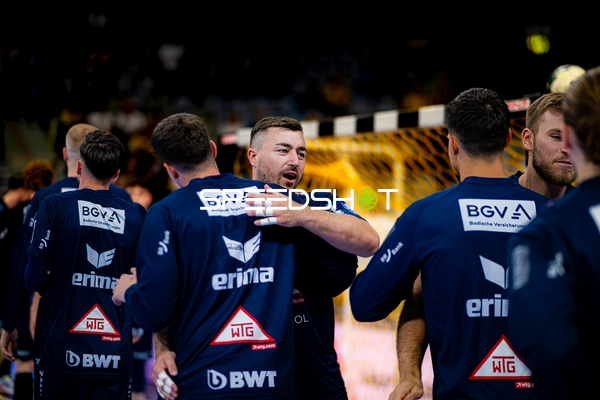 Spieler feiern gemeinsamen Sieg