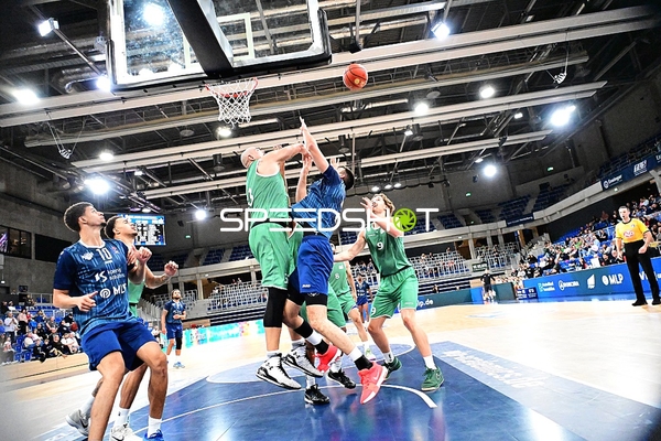 Samuell Williamson (10; MLP) wirft auf Korb