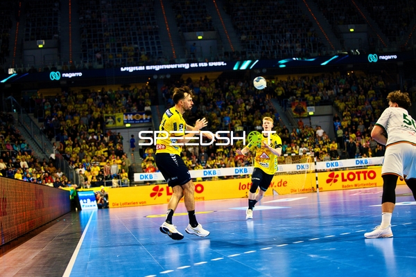 Spieler von Rhein Neckar Löwen passt den Ball.