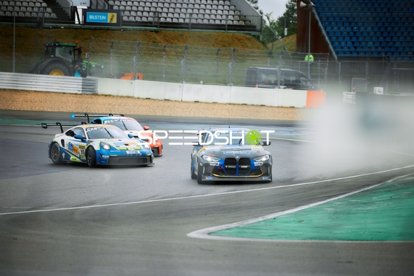 Mehrere Fahrzeuge auf nasser Strecke