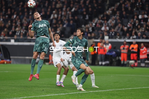 Manor Solomon (27, Tottenham Hotspur) springt zum Kopfball