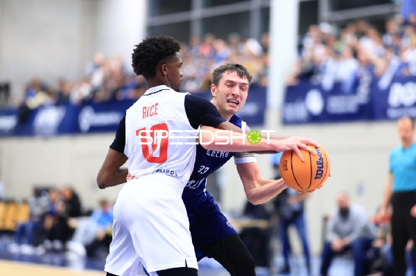 Ryan Mikesell (33; MLP Academics Heidelberg) im Zweikampf mit Sir Jabari Rice (10; Basketball Nymburg)