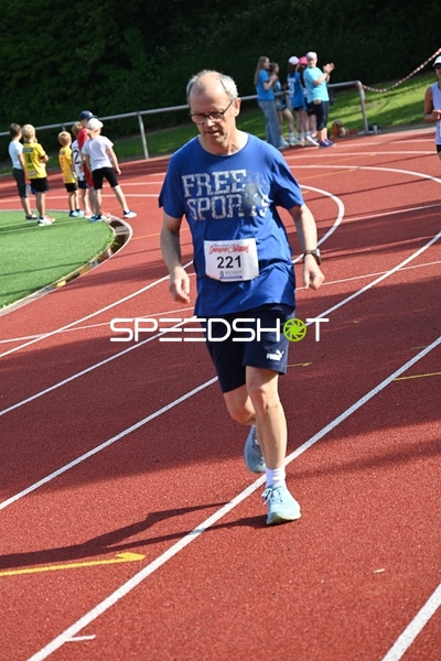 Läufer mit Startnummer 221 auf der Bahn