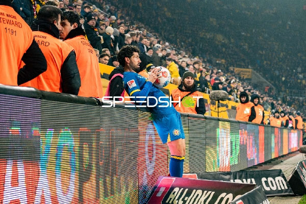 Spieler mit Ball an Bande