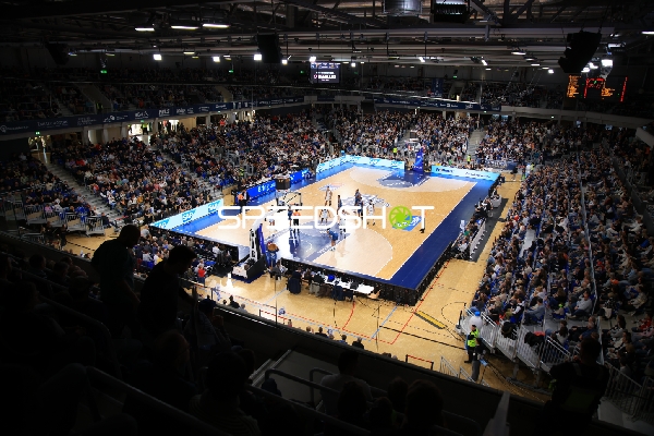 Weitwinkel-Aufnahme der Arena mit Publikum