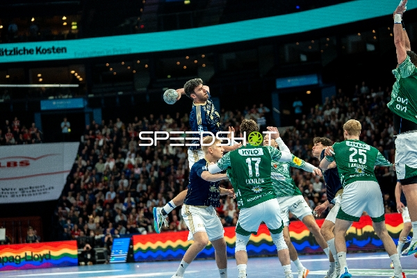 Jacob Lassen (9; HSV Hamburg) und Frederik Bo Andersen (21; HSV Hamburg) gegen Mathias Gidsel (19; Füchse Berlin) und Elias Kofler (10; HSV Hamburg)