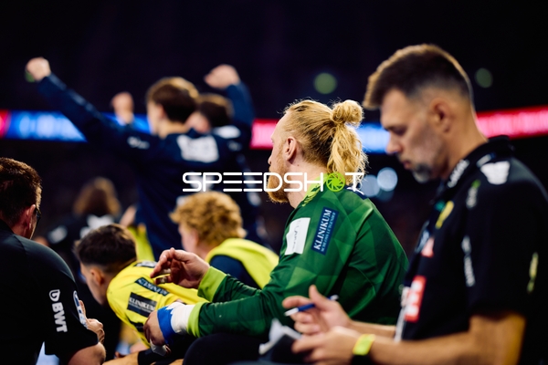 Spieler und Coach an Seitenlinie