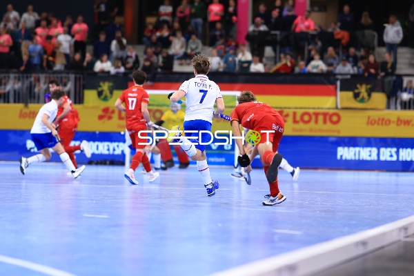 František TOMS (7; Tschechien) mit Ball