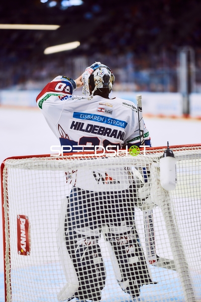 Torwart der Eisbären Berlin blickt konzentriert aufs Spielfeld