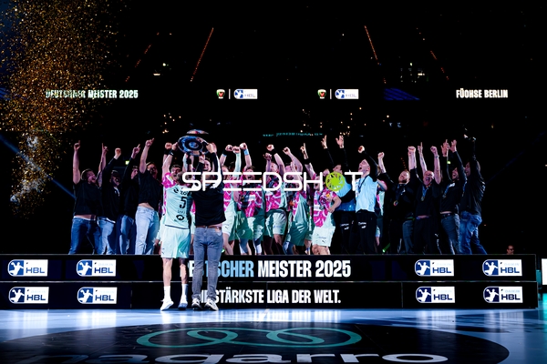 Mannschaft feiert Meisterschaft