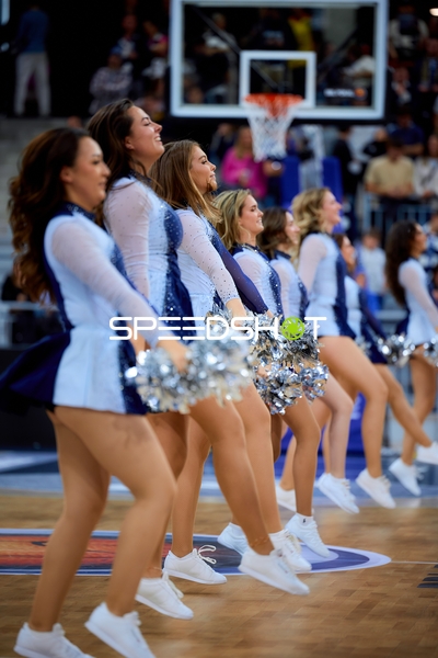 Cheerleader-Performance im SNP Dome