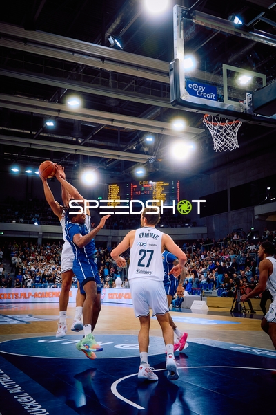 Ein Spieler von Brose Bamberg blockiert den Korbversuch von MLP Academics Heidelberg.