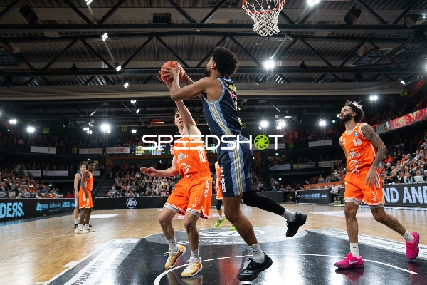 Spielaktion mit Norris Agbakoko (17, Alba Berlin), Joschka Ferner (9; Rasta Vechta) und Tevin Brown (10; Rasta Vechta)