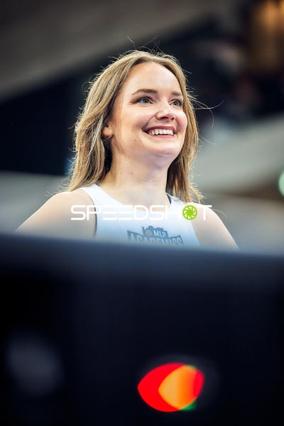 Frau in MLP Academics Trikot