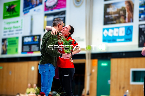 Elena Fabritz (34, SG Schozach-Bottwartal) umarmt Person