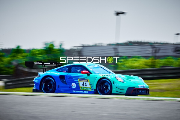 Falken Motorsports Porsche auf der Rennstrecke