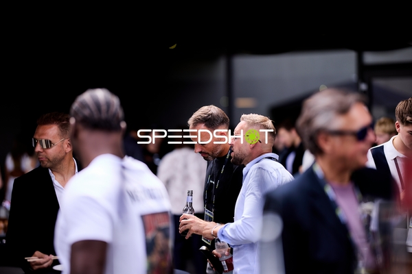 Ringside-Zone Face-Off