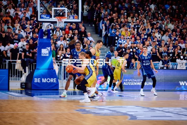 Alba Berlin Spieler im Dribbling gegen MLP Academics