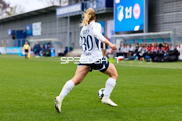 Spielerin Nadine Bitzer (30; TSG Hoffenheim Frauen) mit Ball