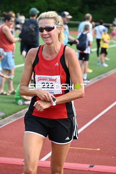 Läuferin mit Startnummer 222 beim Sommerlauf
