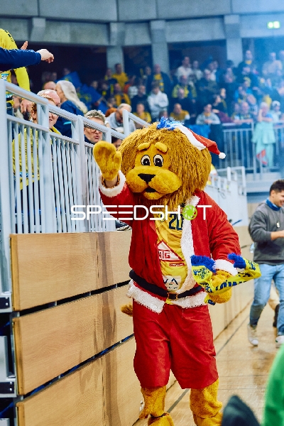 Maskottchen interagiert mit den Zuschauern.