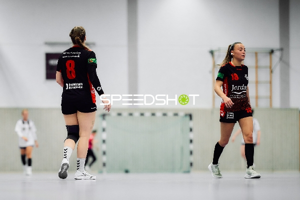 zwei Spielerinnen bewegen sich in der Nähe des Tors