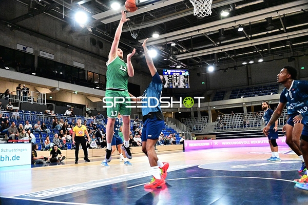 Wurfversuch von Marten Linßen (12; Gladiators Trier)