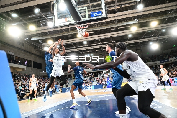 Ferdinand Zylka (6; Basketball Löwen Braunschweig) und Paul Zipser (9; MLP Academics Heidelberg) in Aktion