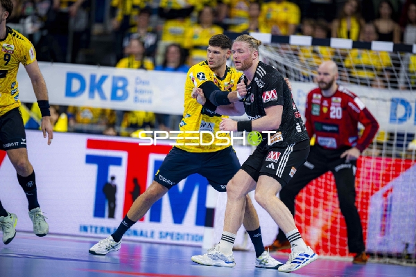 Maciej Gebala (77; HC Erlangen) und Sebastian Heymann (13; Rhein Neckar Löwen) in Aktion