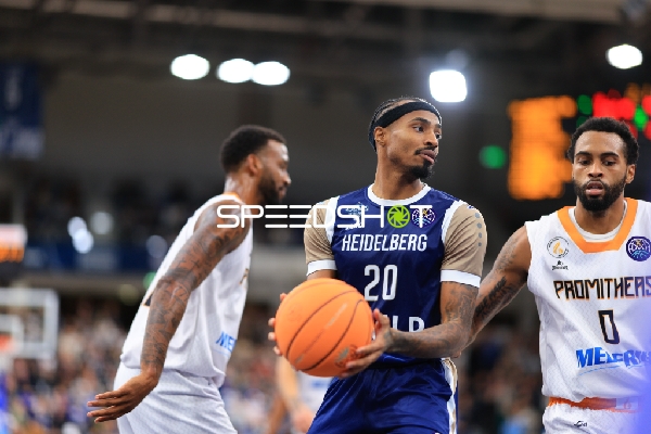 Spielszene mit Michael Weathers (20; MLP Academics Heidelberg) und Claudell Harris Jr (0; Promitheas Patras Vikos Cola)