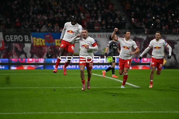 Jubel von Christoph Baumgartner (14; RB Leipzig) und Team