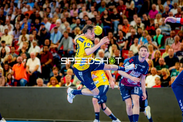 Wurf Patrick Groetzki (24;Rhein Neckar Löwen), Olle Forsell-Schefvert (25;Rhein Neckar Löwen)